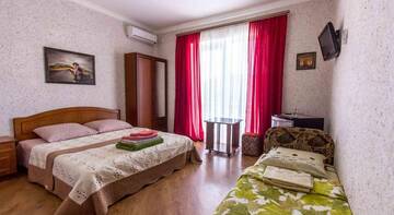 Фото номера Стандартный трехместный номер Гостиница Sourozh г. Судак 4