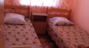 Фото номера Двухместный номер эконом-класса с 2 отдельными кроватями Гостиница Гостевой дом Эдельвейс г. Судак 3