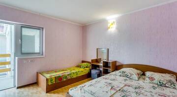 Фото номера Трехместный номер с ванной комнатой Гостиница Эйфория г. Судак 3