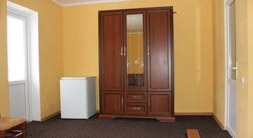 Фото номера Трехместный номер с ванной комнатой Гостиница Guest House Katrin г. Судак 4