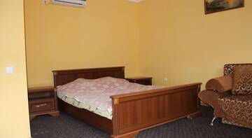 Фото номера Трехместный номер с ванной комнатой Гостиница Guest House Katrin г. Судак 6