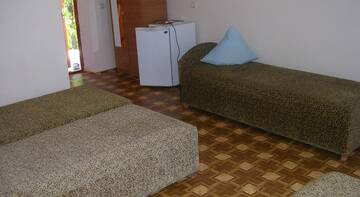 Фото номера Четырехместный номер с душем Гостиница Guest House Sefa г. Судак 6