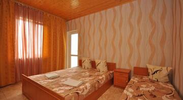 Фото номера Стандартный трехместный номер Гостевой дом Ильяс г. Судак 2