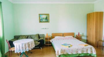 Фото номера Трехместный номер с балконом Гостиница Guest house Charly г. Судак 6
