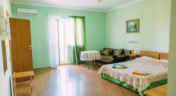 Фото номера Трехместный номер с балконом Гостиница Guest house Charly г. Судак 5