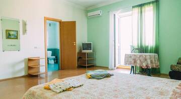 Фото номера Трехместный номер с балконом Гостиница Guest house Charly г. Судак 2