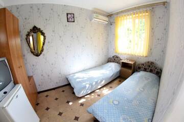 Фото номера Небольшой двухместный номер Гостевой дом Zeleniy Dvorik г. Судак 3