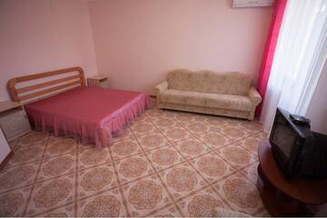 Фото номера Четырехместный номер  Гостиница Guest House Komfort г. Судак 4