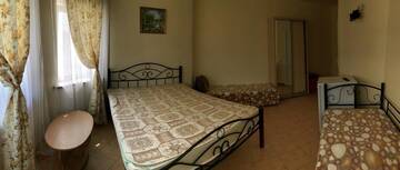 Фото номера Трехместный номер -люкс Гостиница Guest House Komfort г. Судак 2