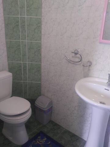 Фото номера Двухместный номер с двуспальной кроватью и дополнительной кроватью Гостиница 1000 Stars Hotel г. Судак 4