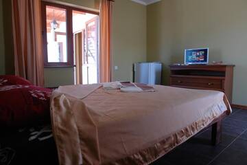 Фото номера Двухместный номер с 1 кроватью и патио Гостиница Zhemchuzhina Meganoma Guest House г. Судак 10