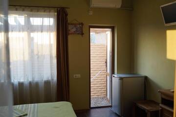 Фото номера Двухместный номер с 1 кроватью и патио Гостиница Zhemchuzhina Meganoma Guest House г. Судак 4