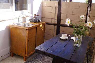 Фото номера Двухместный номер с 1 кроватью и патио Гостиница Zhemchuzhina Meganoma Guest House г. Судак 8
