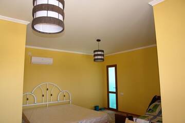 Фото номера Улучшенный трехместный номер с видом на море Гостиница Zhemchuzhina Meganoma Guest House г. Судак 3