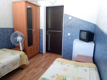 Фото номера Двухместный номер с 2 отдельными кроватями Гостевой дом Зелёный дворик г. Судак 2
