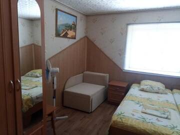 Фото номера Трехместный номер Гостевой дом Зелёный дворик г. Судак 3