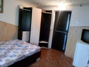 Фото номера Трехместный номер с балконом Гостевой дом Зелёный дворик г. Судак 3