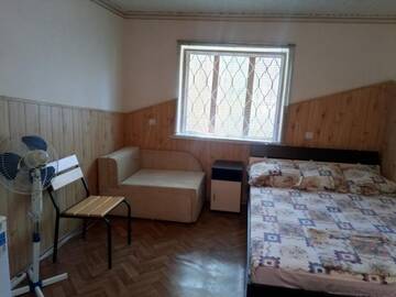 Фото номера Трехместный номер с балконом Гостевой дом Зелёный дворик г. Судак 2